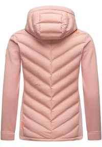 Ljusrosa jacka med en zigzag-quiltad design på framsidan, huva och fleece-textur på sidorna. Inkluderar en logotypetikett på nederkanten.