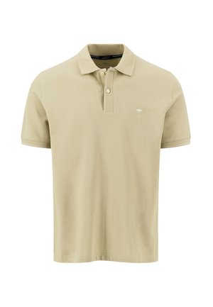 Beiges Polo-Shirt mit kurzen Ärmeln und zwei Knöpfen, kleines besticktes Baum-Logo auf der linken Brust sowie gerippter Kragen und Bündchen.