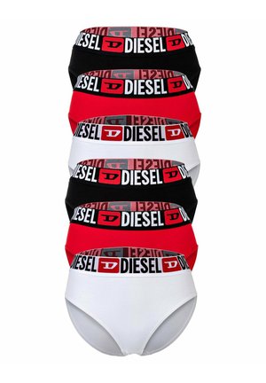 Sześć majtek marki Diesel w kolorach czarnym, czerwonym i białym, ułożonych pionowo z grubymi elastycznymi pasami w talii z logo w kolorach czarnym, białym i czerwonym.