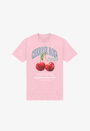 Jasnoróżowa bawełniana koszulka z grafiką dwóch czerwonych wiśni, zielonym liściem oraz tekstem promującym organiczną słodycz z Włoch.