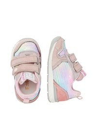 Sneakers in suede rosa con rete iridescente, caratterizzate da due cinturini regolabili in Velcro. Punta arrotondata e suola testurizzata per aderenza e comfort.