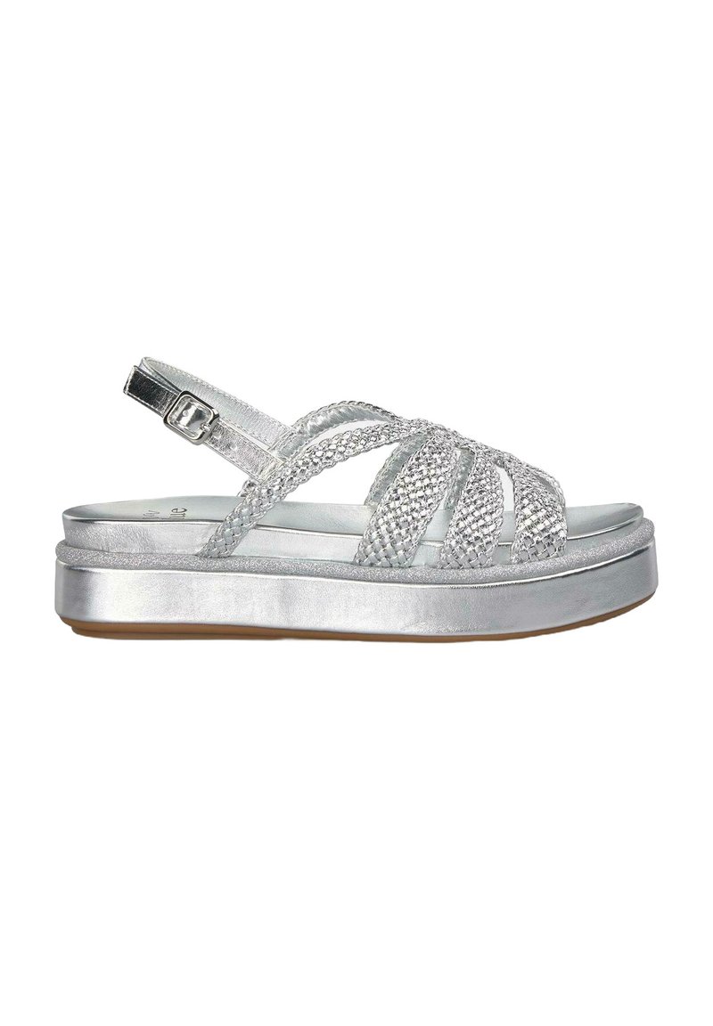 Zilveren platform sandaal met gevlochten banden en een gesp-sluiting. Gemaakt van metallic materiaal met een gladde textuur. Vlakke, antislip zool.