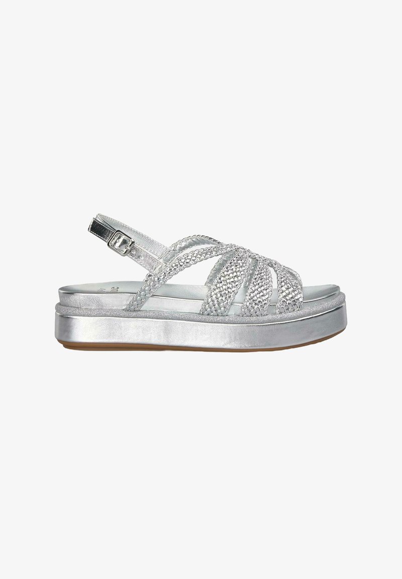 Sandalia de plataforma plateada con correas trenzadas y cierre de hebilla. Fabricada en material metálico con textura suave. Suela plana y antideslizante.