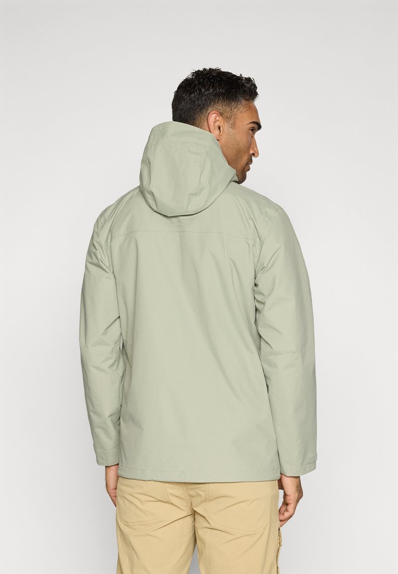 Jasnozielona wodoodporna kurtka z kapturem, o prostym kroju, długich rękawach i bez widocznych zapięć czy akcentów na plecach.
