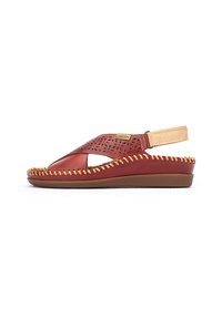 Sandal de cuero rojo con patrones recortados, diseño de tiras para el talón y acentos beige. Suela texturizada con costuras decorativas a lo largo del borde.