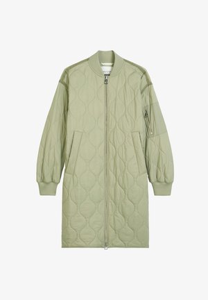 Manteau long matelassé en tissu vert clair, avec une fermeture éclair sur le devant, des poignets côtelés, des poches latérales et une poche zippée sur le bras.