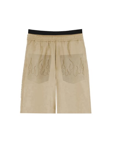 Shorts beige con una cintura elastica nera e tasche decorative con design a fiamma. Realizzati in un materiale leggero con una texture liscia.