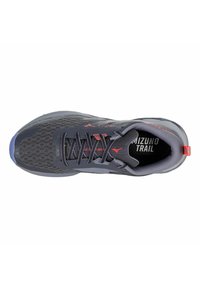 Donkergrijze Mizuno trailrun schoen met een bovenwerk van mesh, veters en een gevoerde kraag, van bovenaf bekeken op een witte achtergrond.