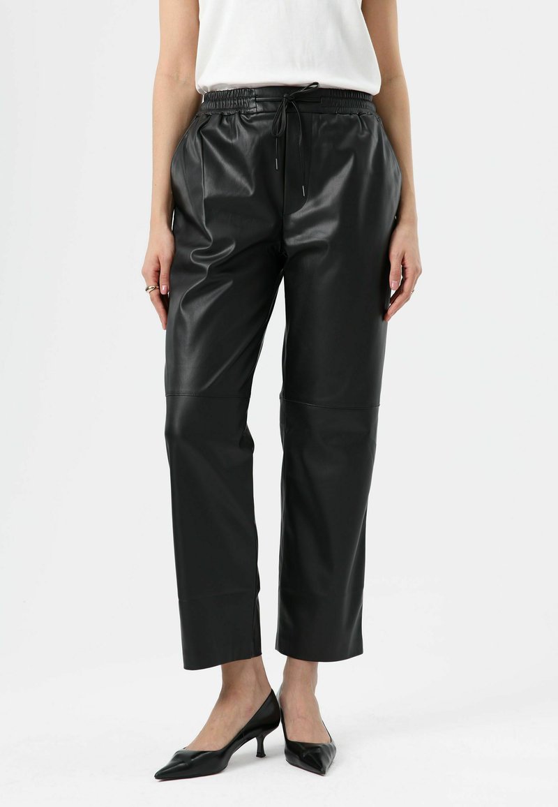 Pantalon en cuir noir à coupe décontractée, taille élastique avec cordon de serrage ; longueur raccourcie avec une texture lisse et brillante.