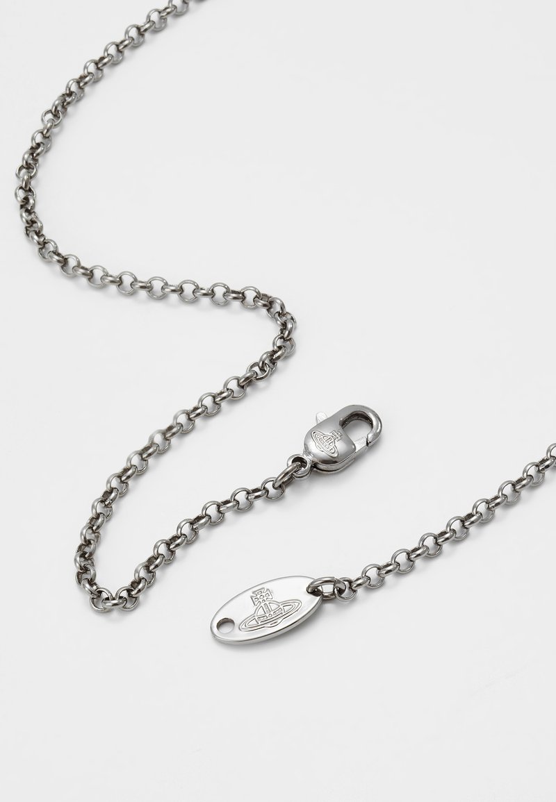 Metal kædeørering med skiftevis led, der har en krabbeklips og et fladt ovalt mærke med et logo. Sølvfarvet, glat tekstur.