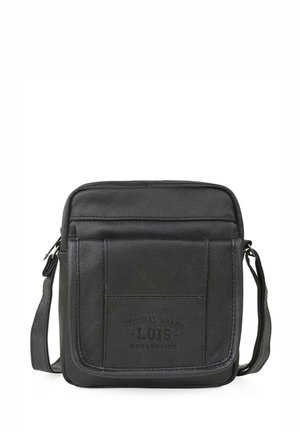 Bolso mensajero de cuero negro con cierre de cremallera, correa ajustable, superficie texturizada y bolsillo frontal con logo en relieve.