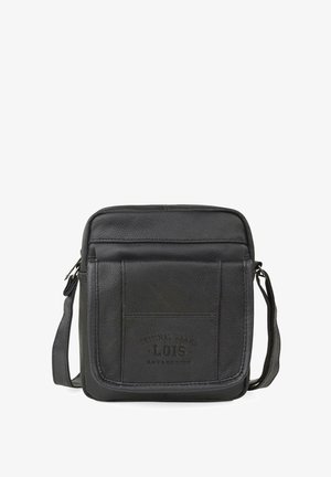 Bolso mensajero de cuero negro con cierre de cremallera, correa ajustable, superficie texturizada y bolsillo frontal con logo en relieve.