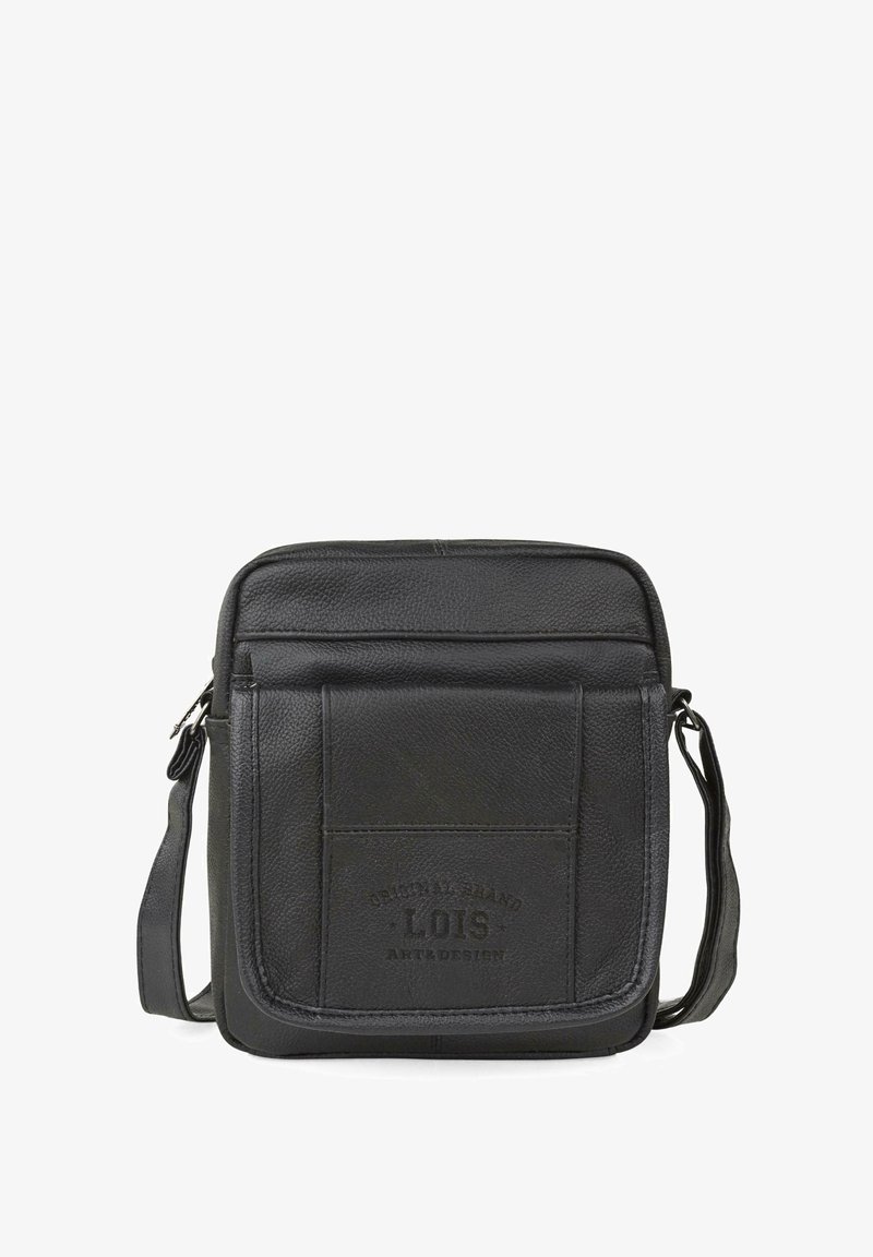 Bolso mensajero de cuero negro con cierre de cremallera, correa ajustable, superficie texturizada y bolsillo frontal con logo en relieve.