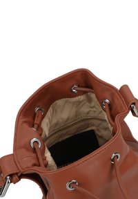 Braune Leder-Eimer-Handtasche mit gewebter Textur, ausgestattet mit silberfarbenen Beschlägen und einem beigen Satin-Innenfutter mit einem Reißverschlussfach.