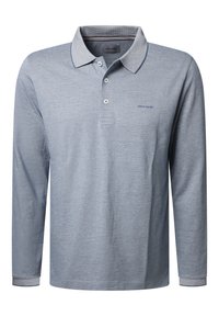 Langarm-Polohemd aus hellblauem Stoff mit strukturiertem Muster, ausgestattet mit einem gestreiften Kragen, einer Drei-Knopf-Leiste und dezentem Branding.