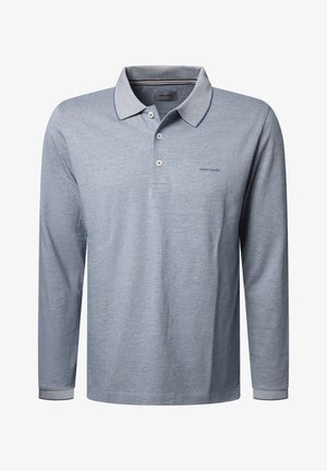 Langarm-Polohemd aus hellblauem Stoff mit strukturiertem Muster, ausgestattet mit einem gestreiften Kragen, einer Drei-Knopf-Leiste und dezentem Branding.