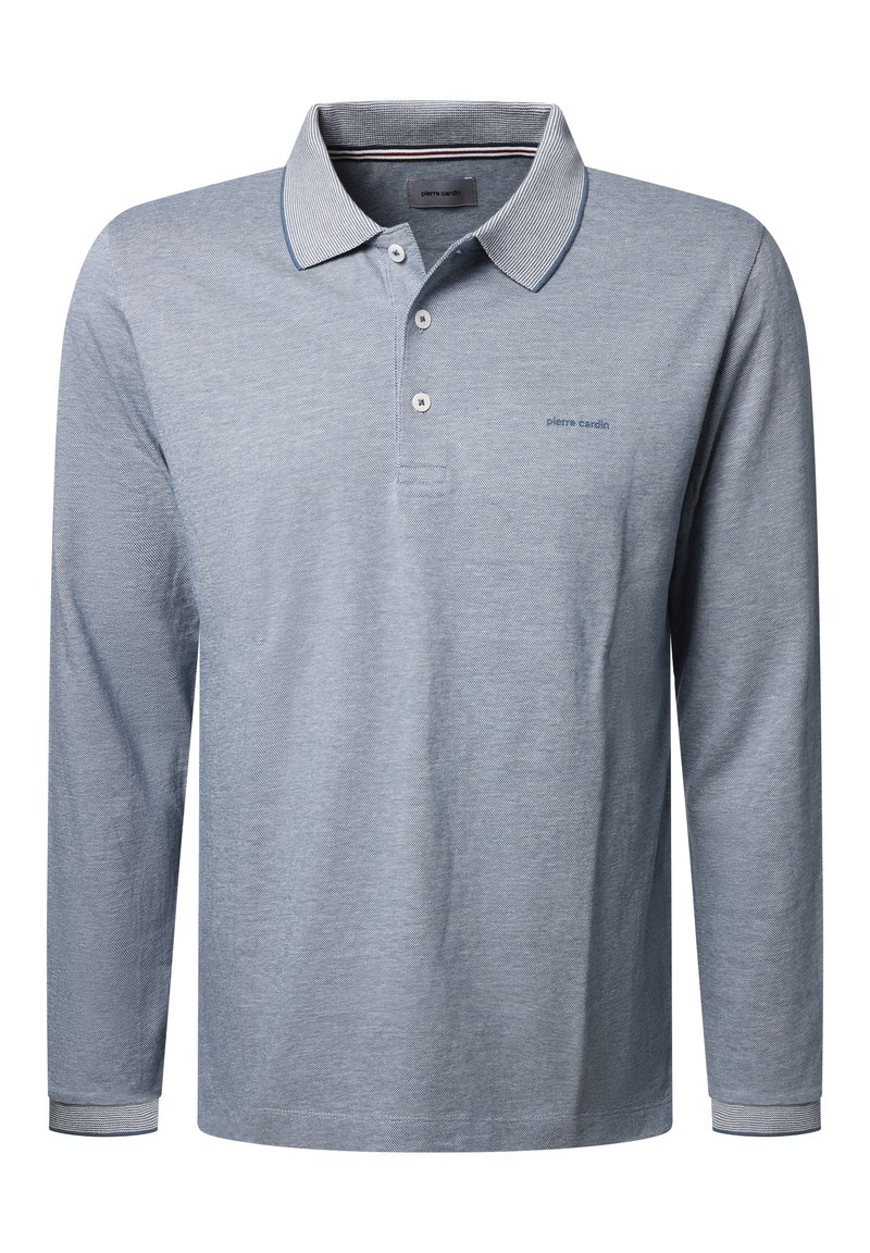 Langarm-Polohemd aus hellblauem Stoff mit strukturiertem Muster, ausgestattet mit einem gestreiften Kragen, einer Drei-Knopf-Leiste und dezentem Branding.