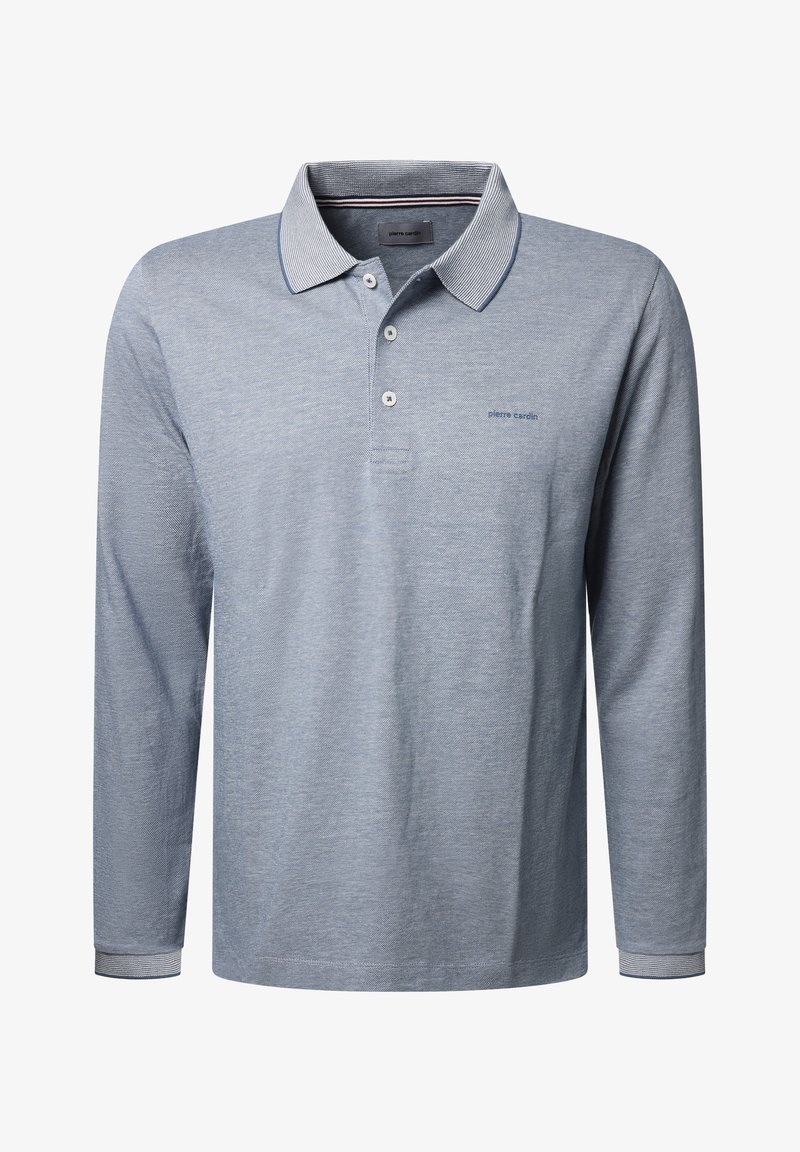 Langarm-Polohemd aus hellblauem Stoff mit strukturiertem Muster, ausgestattet mit einem gestreiften Kragen, einer Drei-Knopf-Leiste und dezentem Branding.