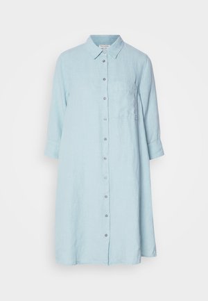 Rochie din in de culoare albastru deschis, cu guler, mâneci lungi și închidere cu butoane în față. Are un buzunar pe piept și un design lejer, fluid.