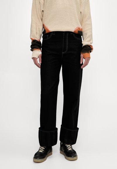 Zwarte hoge taille denim broek met een wijd, recht model, voorzien van contrasterende witte stiksels en omgeslagen boorden met gestreept detail.