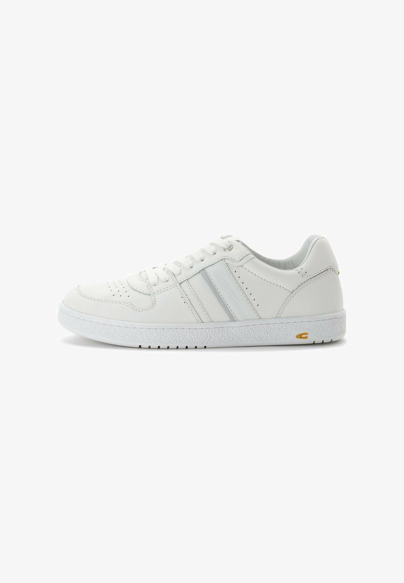 Weiße Leder-Sneaker mit durchlöcherten Details, grauen Streifen und einer strukturierten Gummisohle. Ausgestattet mit runden Schnürsenkeln und einem gepolsterten Knöchelbereich.