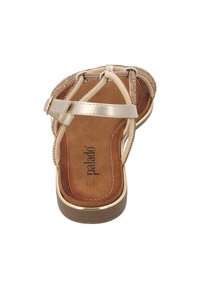 Offene Sandale mit einem goldmetallischen Riemen, verziert mit kleinen Perlen, braunem gepolstertem Fußbett und einer geschwungenen hellbraunen Außensohle.