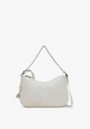 Petit sac à main en tissu matelassé blanc avec une bandoulière en chaîne argentée, fermeture éclair, logo circulaire et un petit porte-clés charm en forme de singe argenté.