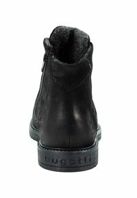 Bottine en cuir noir avec une finition lisse, doublure en feutre gris, fermeture éclair sur le côté et semelle en caoutchouc texturé portant le logo "bugatti".