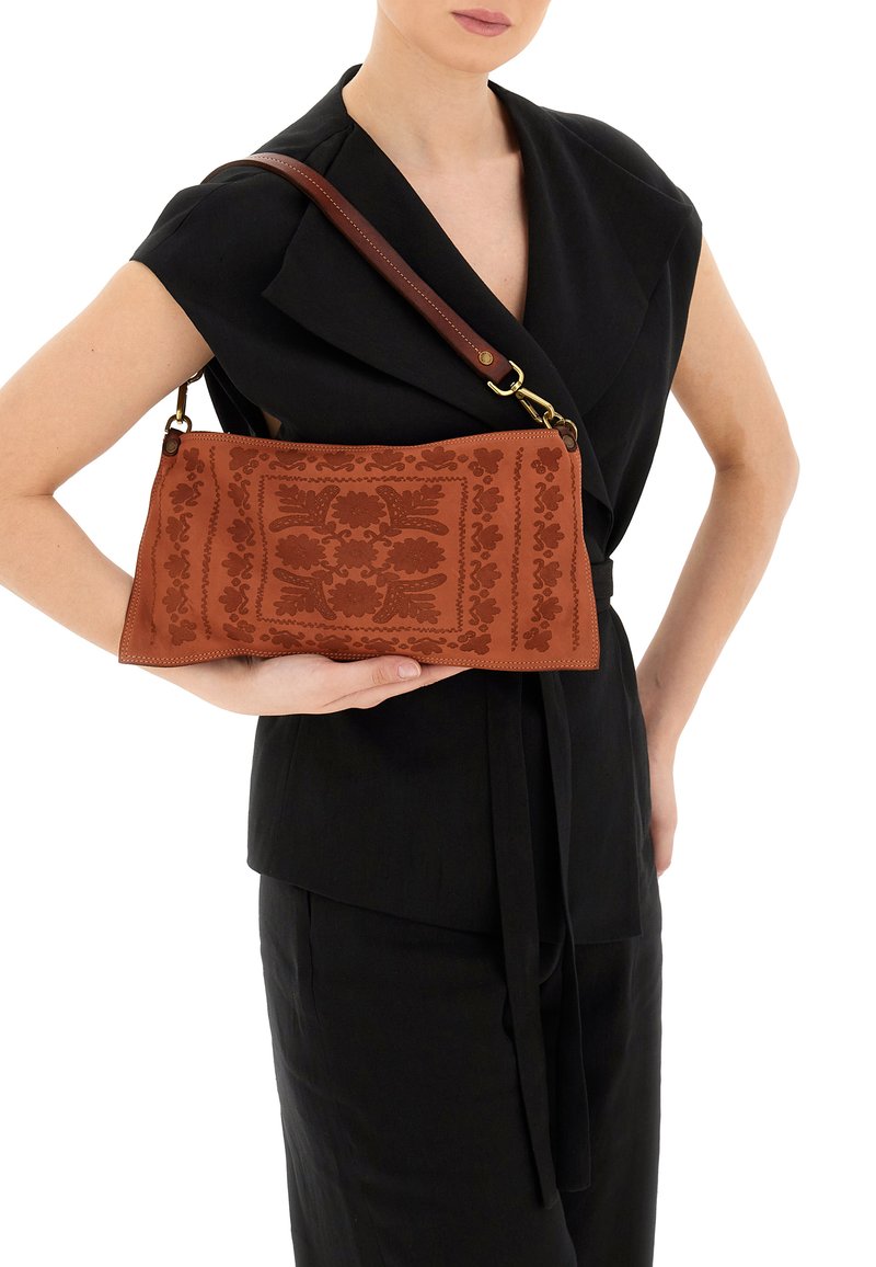 Borsa a mano in pelle marrone con embossing, di forma rettangolare, con motivi floreali decorativi e una tracolla marrone staccabile.