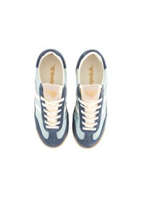 Sneakers in suede azzurro chiaro e navy con strisce bianche, lacci crema e un accento beige. Presentano una punta arrotondata e un interno imbottito.