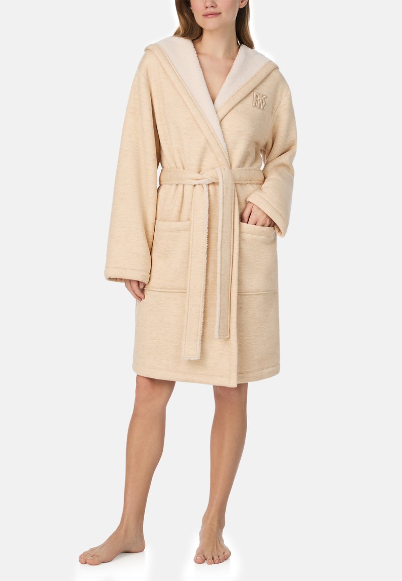 Beżowy szlafrok z kapturem, o miękkiej teksturze, z dwoma przednimi kieszeniami, paskiem do wiązania i subtelnym haftem na piersi.