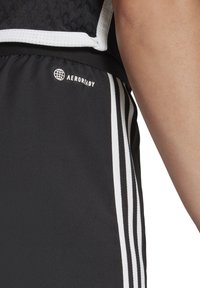 Schwarze Sportshorts mit weißen Streifen an den Seiten. Mit einem strukturierten Bund und einem "AEROREADY"-Logo. Glatte Stoffoberfläche.