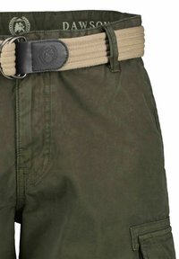Olijf groene cargoshorts van een geweven stof, voorzien van een beige geweven riem, een ronde metalen gesp en zijzakken.