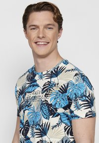 Koroshi SHORT SLEEVE - Apdrukāts T-krekls - azul   blue