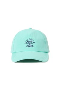 Gorra de color azul claro, hecha de algodón, con visera curvada, que presenta un diseño bordado en azul oscuro de olas y sol en la parte frontal.