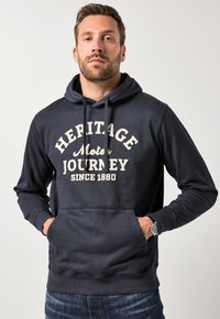 Granatowa bluza z kapturem, wykonana z miękkiego materiału, z kieszenią na froncie, kapturem ze sznurkiem oraz kremowym nadrukiem tekstu "HERITAGE Motor JOURNEY since 1880."