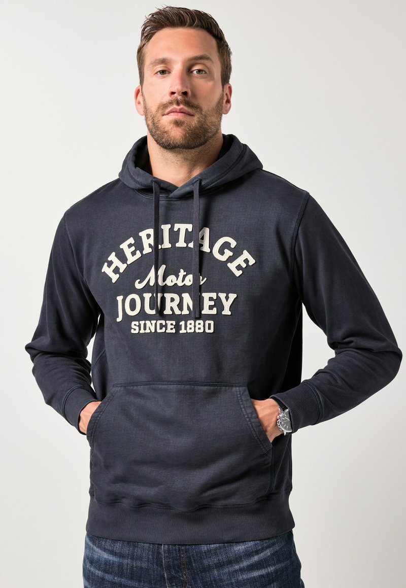 Granatowa bluza z kapturem, wykonana z miękkiego materiału, z kieszenią na froncie, kapturem ze sznurkiem oraz kremowym nadrukiem tekstu "HERITAGE Motor JOURNEY since 1880."