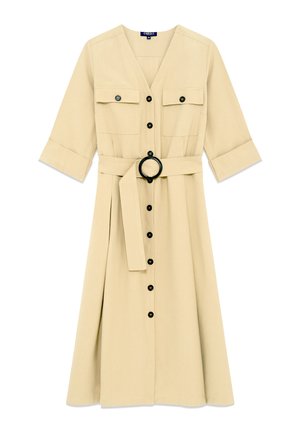 Beiges Kleid mit V-Ausschnitt, Dreiviertelärmeln, zwei Brusttaschen, schwarzen Knopfverschlüssen und einem passenden Gürtel mit einer runden Schnalle.