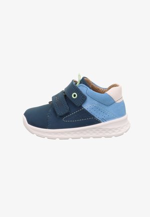 Baskets sportives pour enfants en bleu marine et bleu clair, avec semelle blanche, détails perforés, et deux brides ajustables à scratch.