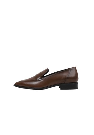 Zapato mocasín de cuero marrón con tacón bajo negro y puntera puntiaguda, mostrado de perfil sobre fondo blanco.