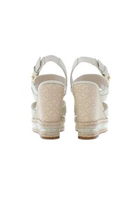 Béžové párové sandály na klínu s hladkým koženým svrškem, kotníkovým páskem a vzorovaným korkovým podpatkem. Obsahují zlaté kovové detaily a tkané jutové akcenty.