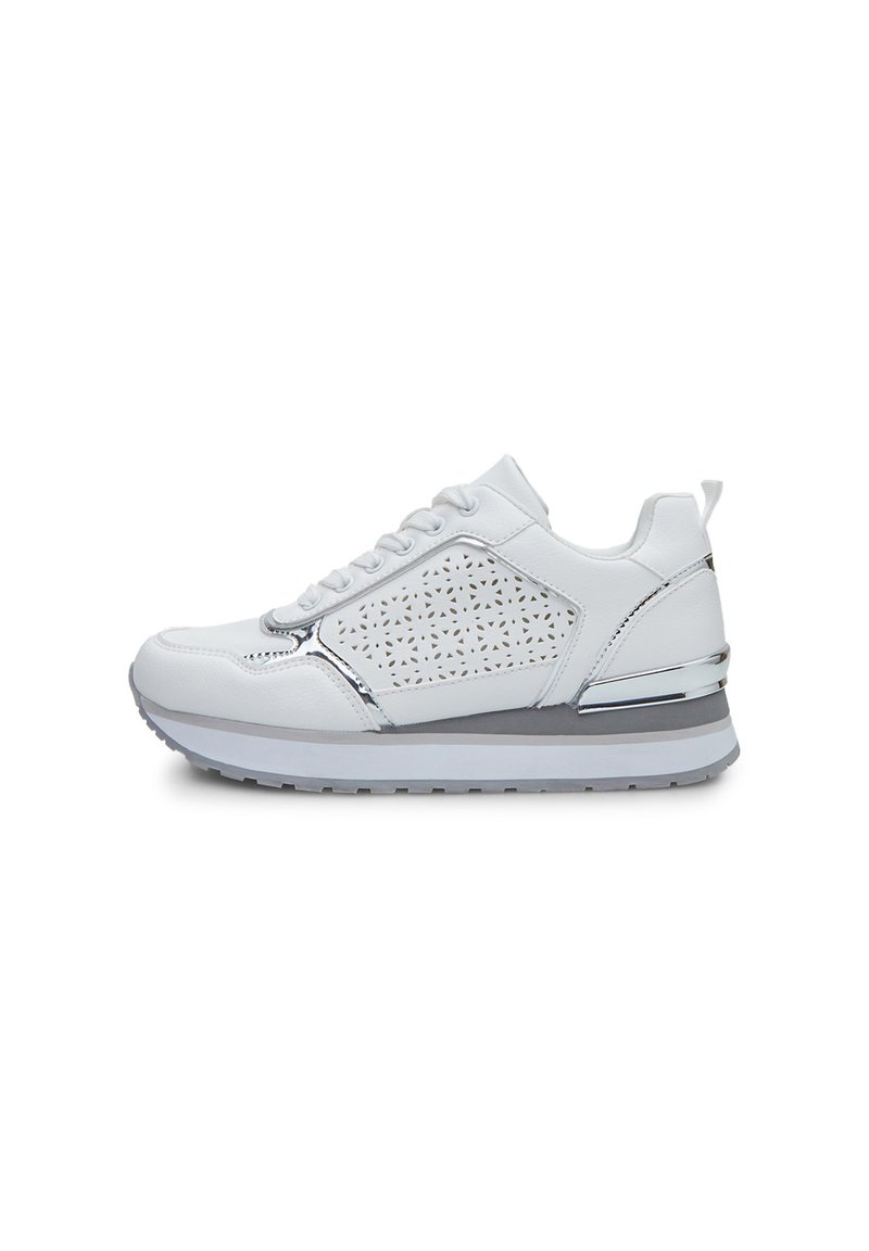 A fehér sneaker oldalán perforált mintázat található, fémes részletekkel, emelt sarkával, lekerekített orrával és gumitalpával.