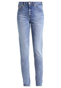 Vaqueros de denim azul claro, de cintura alta, ajustados con un lavado desgastado, cinco bolsillos, cierre de botón y detalles de costura a lo largo de las costuras.