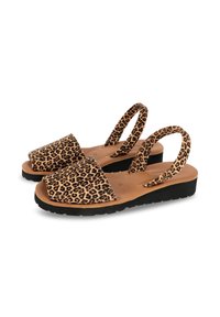 Sandales en imprimé léopard avec une large sangle plate pour les orteils et deux sangles à l'arrière réglables ; en cuir beige, semelle en caoutchouc noir pour une bonne adhérence.