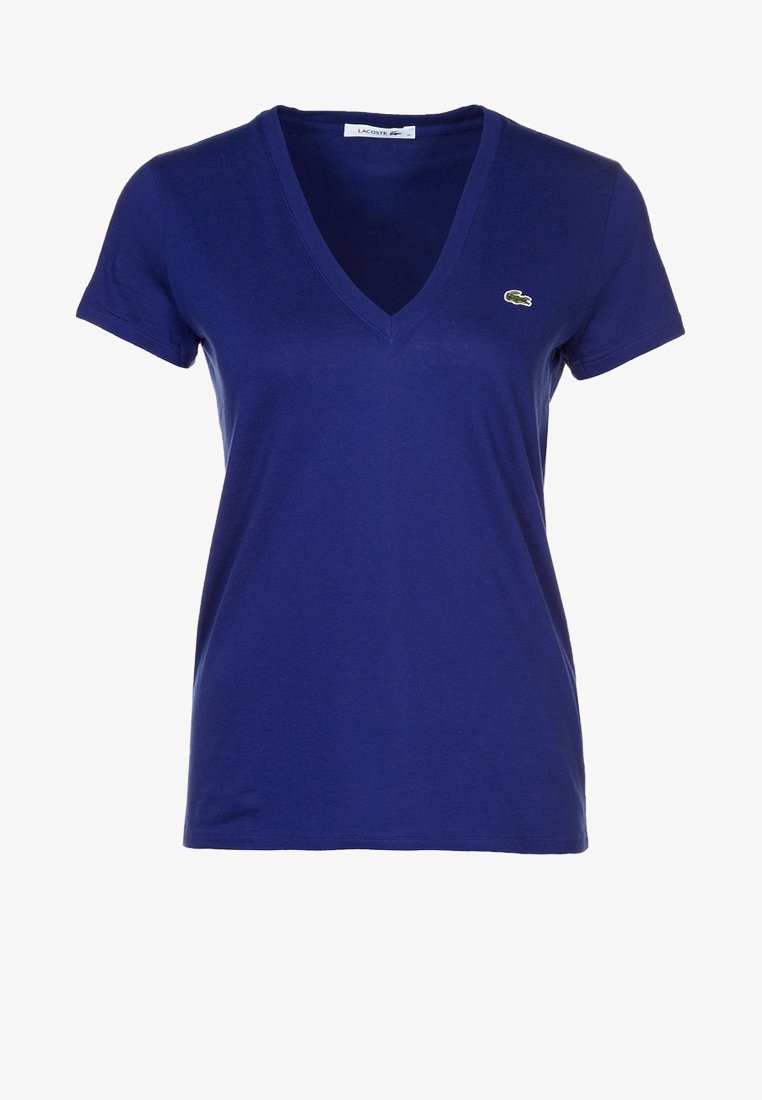 T-shirt bleu marine à manches courtes col en V avec petit logo crocodile vert brodé sur le côté gauche de la poitrine.