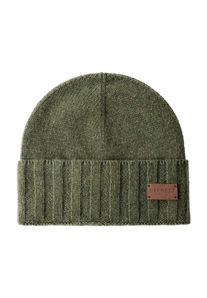 Gorro de punto verde con borde acanalado doblado y una pequeña etiqueta de cuero marrón con la palabra Hackett en el puño.