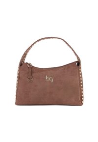 Bolso de ante marrón con detalles de tachuelas doradas en la correa y los laterales, cierre de cremallera y un logo dorado "bg" en la parte frontal.