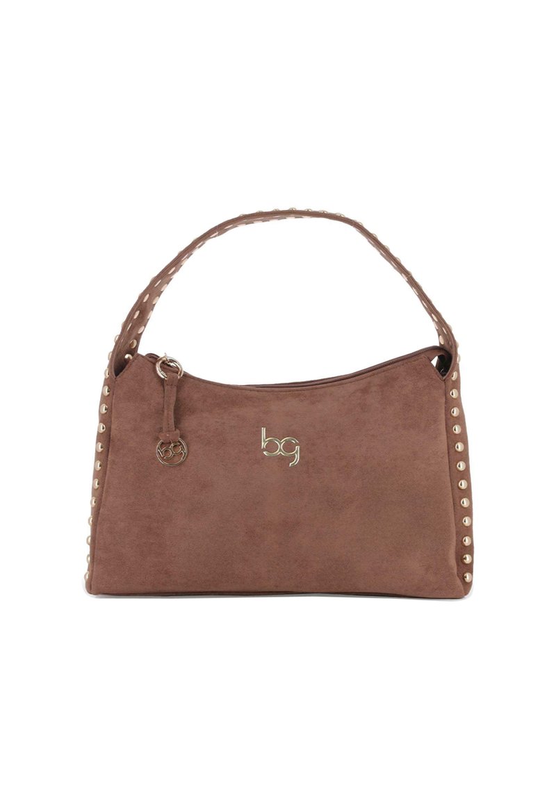 Bolso de ante marrón con detalles de tachuelas doradas en la correa y los laterales, cierre de cremallera y un logo dorado "bg" en la parte frontal.