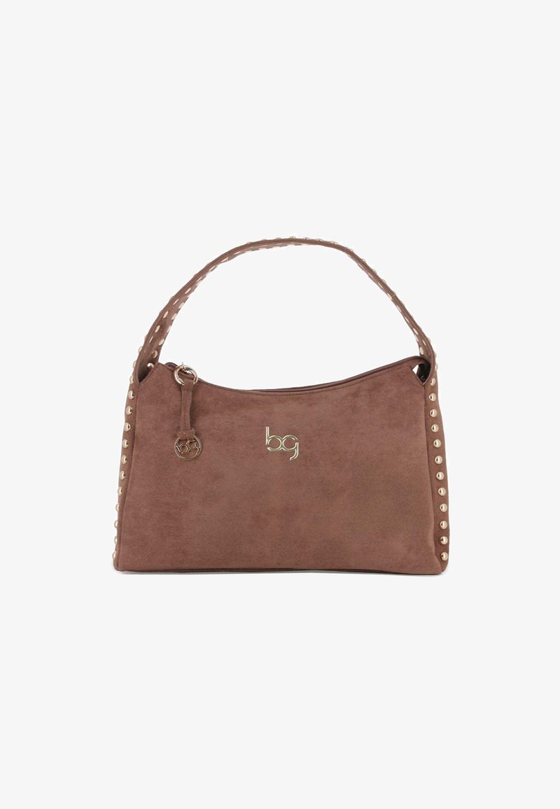 Bolso de ante marrón con detalles de tachuelas doradas en la correa y los laterales, cierre de cremallera y un logo dorado "bg" en la parte frontal.