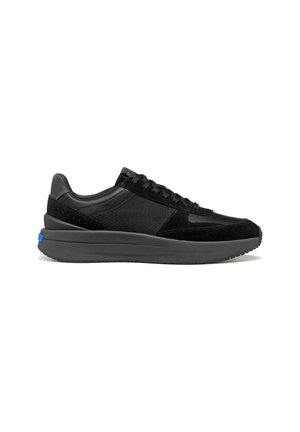 Baskets basses noires avec lacets à l’avant, semelle épaisse grise et détail bleu subtil au talon, vues de côté sur fond blanc.